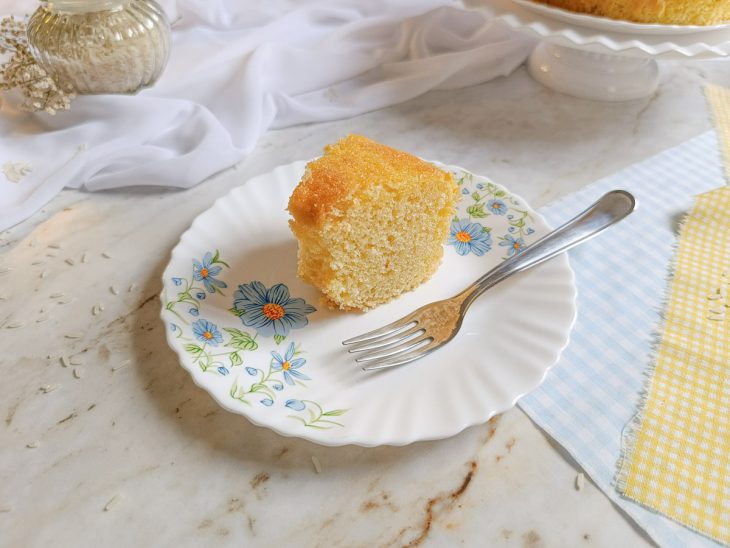 Bolo de arroz cru de liquidificador servido.