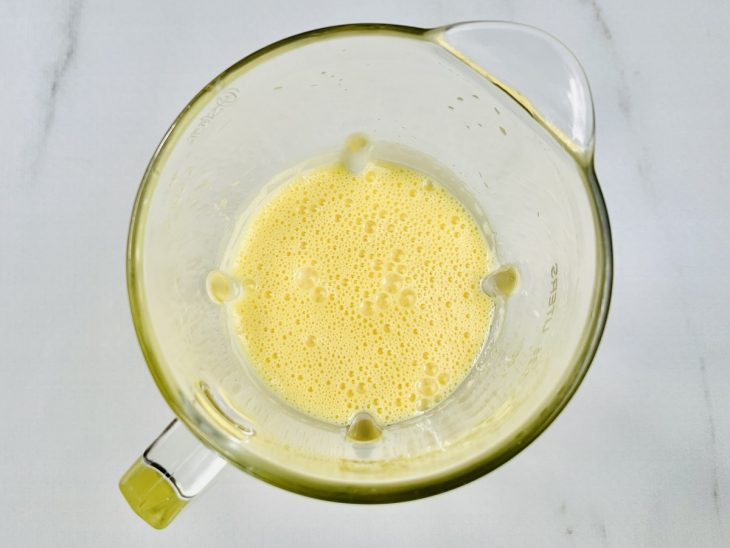 No liquidificador, os ovos, o açúcar, o óleo e o leite batidos.