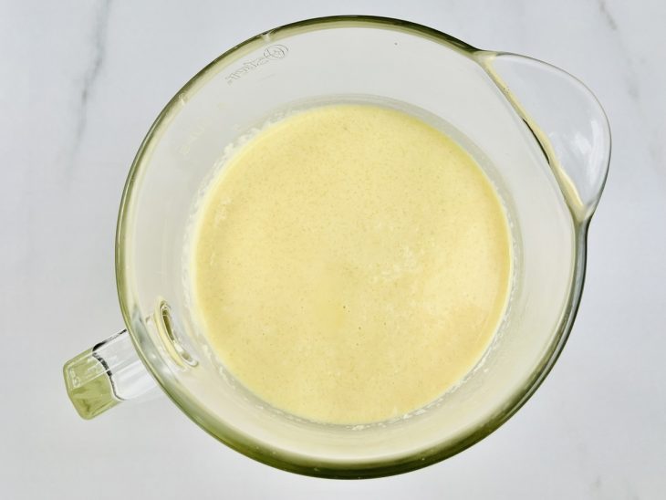 No liquidificador, o arroz escorrido e o coco ralado adicionados.