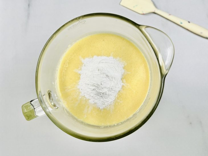 No liquidificador, o fermento em pó adicionado.