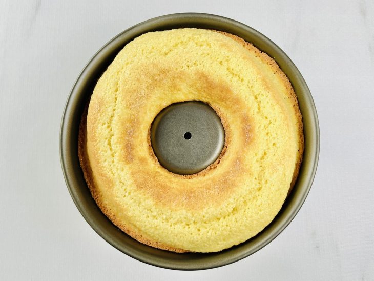 Bolo pronto saído do forno, levemente dourado por cima.