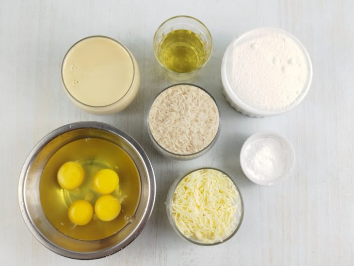 Ingredientes separados sobre a bancada.