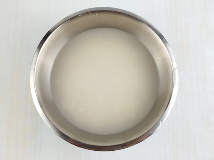 Arroz cru de molho na tigela.