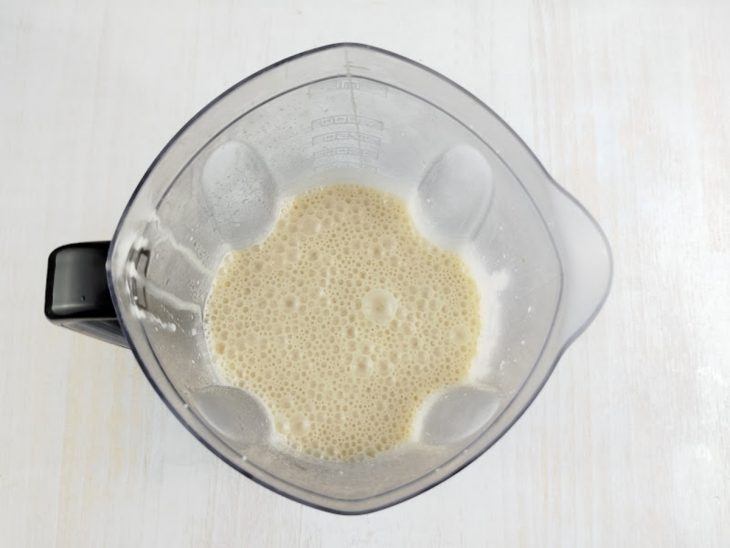 Arroz, ovos, óleo e açúcar no liquiquidificador.