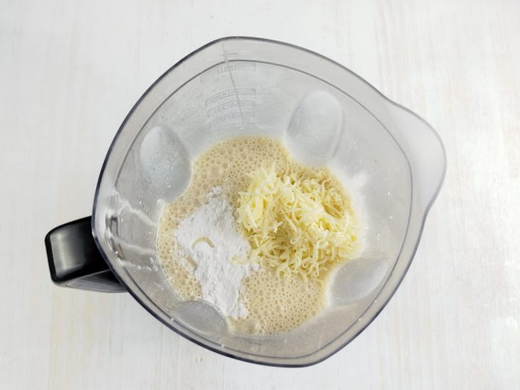 Queijo e fermento adicionados ao liquidificador.