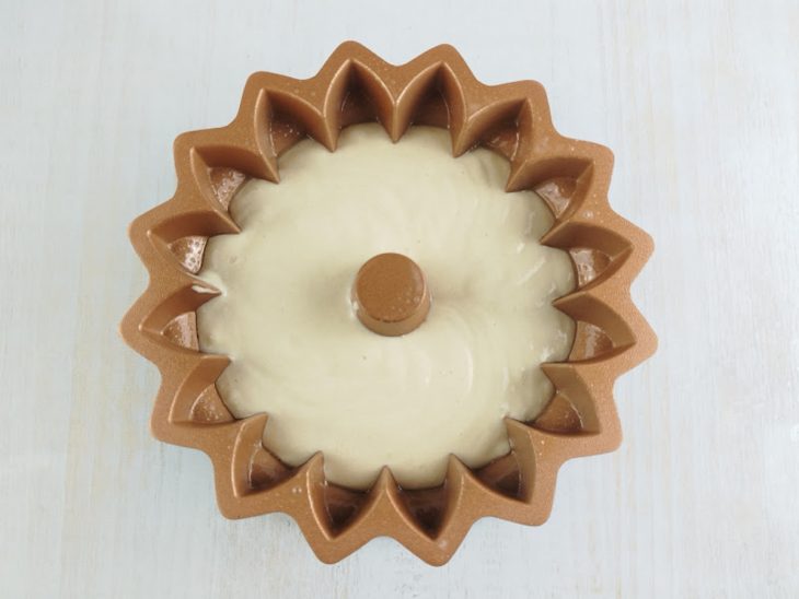 Massa pronta despejada na forma untada.