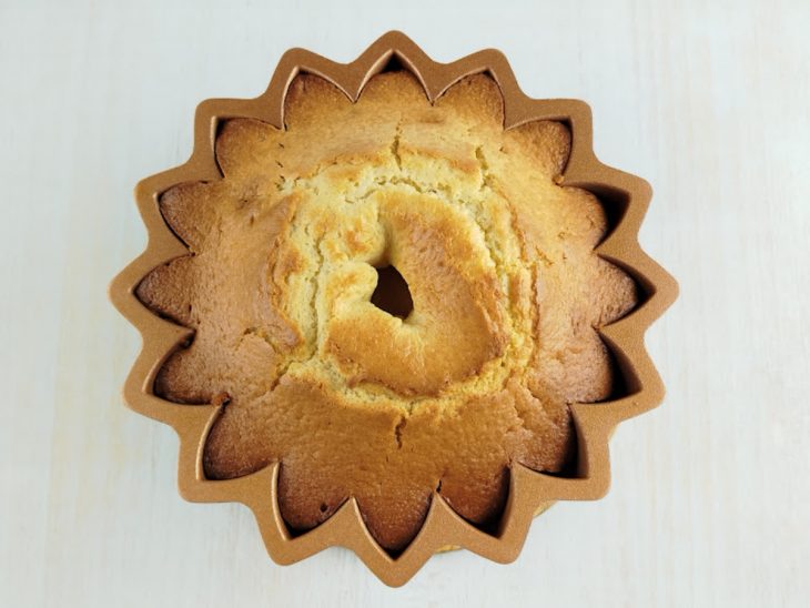 Bolo assado na forma.