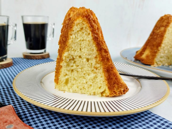 Bolo de arroz cru prático servido.