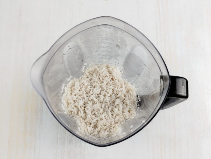 Arroz escorrido no liquidificador.
