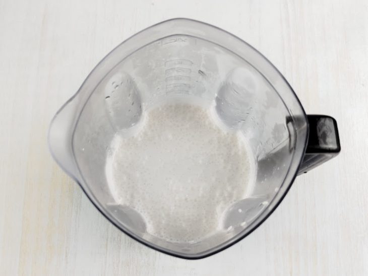 Arroz e leite de coco no liquidificador.