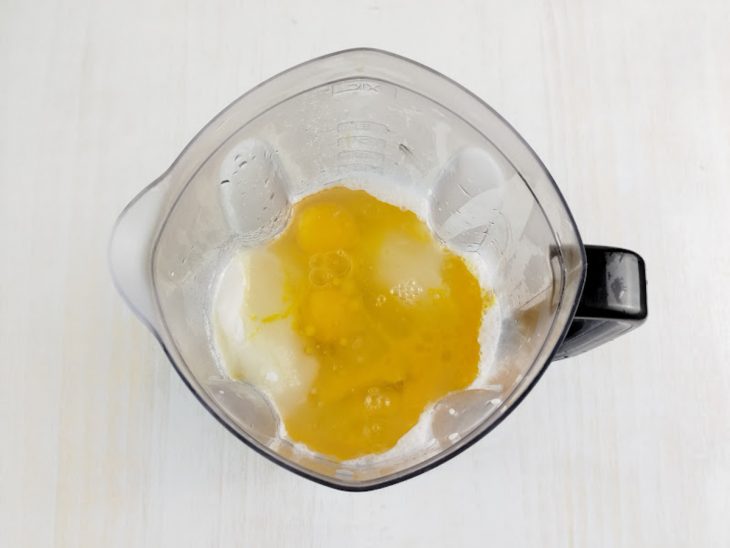 Ovos e ingredientes batendo.