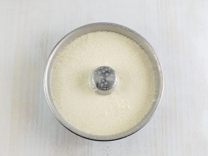 Massa do bolo na forma.