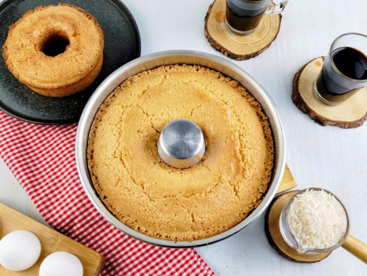 Bolo de arroz cru simples na forma.