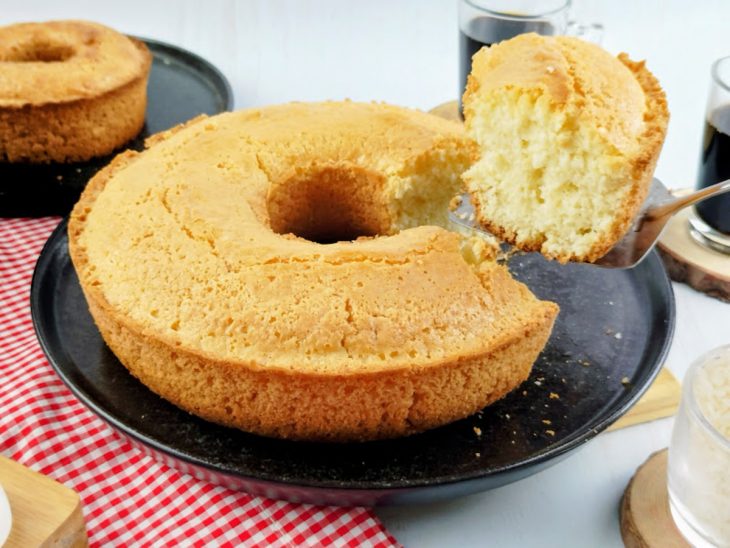 Bolo de arroz cru simples servido.