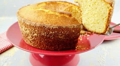 Bolo de arroz cru simples no liquidificador