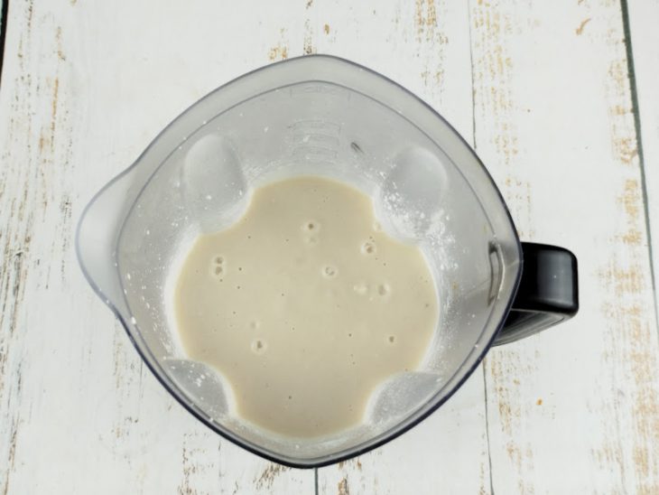 Ingredientes batidos no liquidificador.