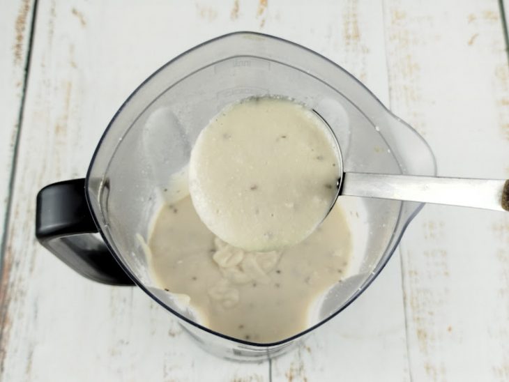 Erva-doce e fermento adicionados na mistura do liquidificador.