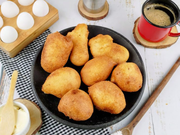 Bolinhos prontos, servidos com café.