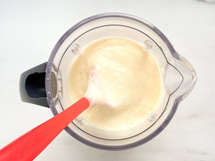 Um liquidificador com a mistura de todos os ingredientes da massa do bolo de arroz.