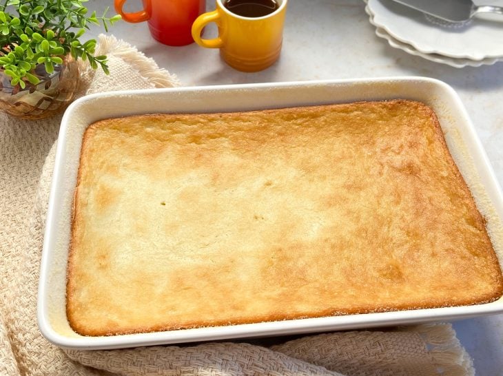 Uma forma contendo bolo de arroz sem leite.