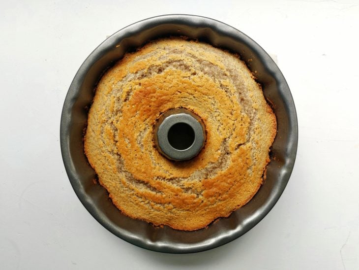 Uma forma contendo bolo de aveia.