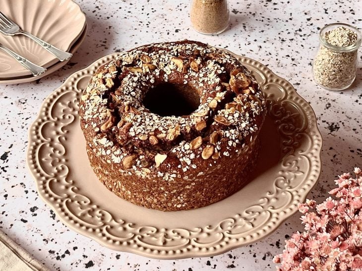 Um prato contendo bolo de aveia com banana e maçã.