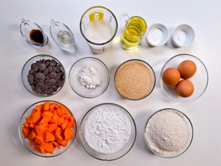 Ingredientes reunidos em uma bancada.