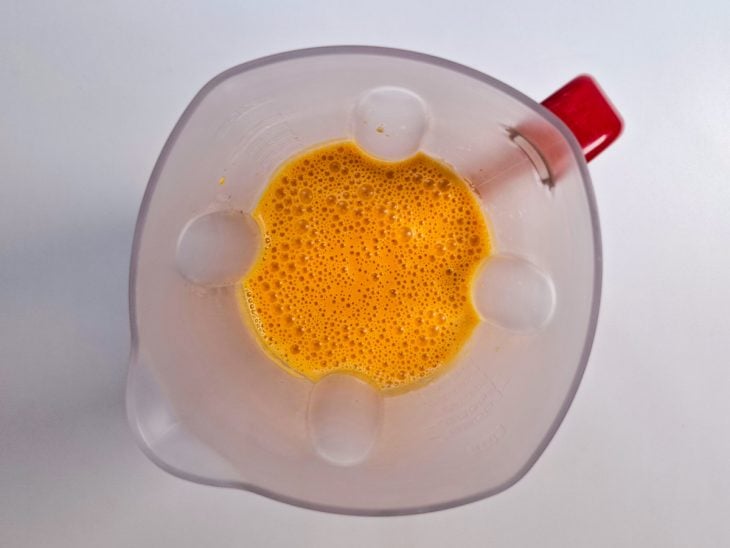 Óleo, ovos, açúcar demerara, sal, essência de baunilha, vinagre de maçã e cenouras picadas batidos no liquidificador.