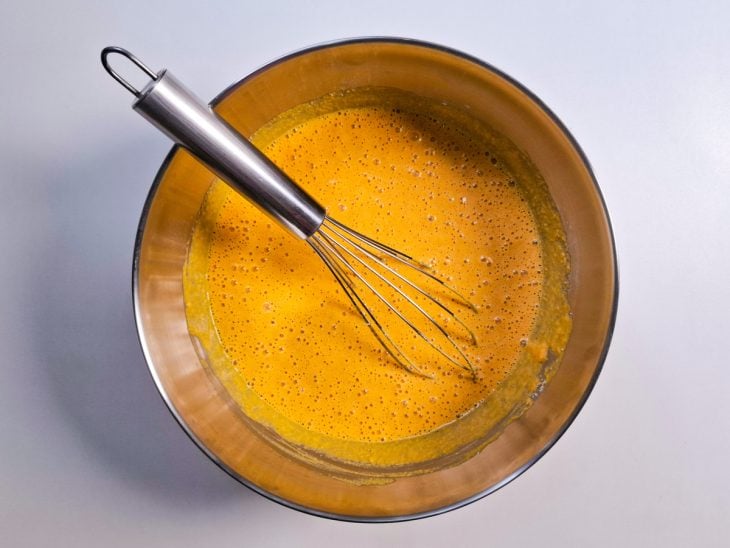 Mistura do liquidificador despejada na tigela com os ingredientes secos.
