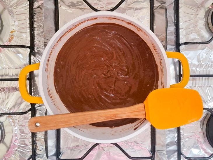 Chocolate adicionado a panela.