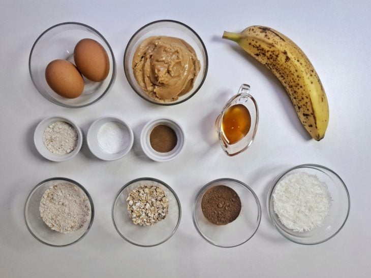 Ingredientes reunidos em uma bancada.