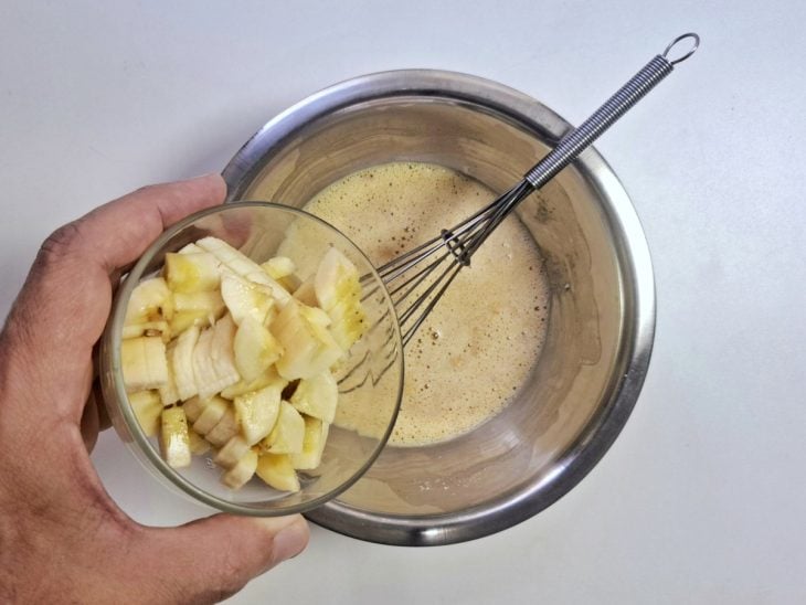 Bananas para adicionar na mistura da tigela redonda de inox.