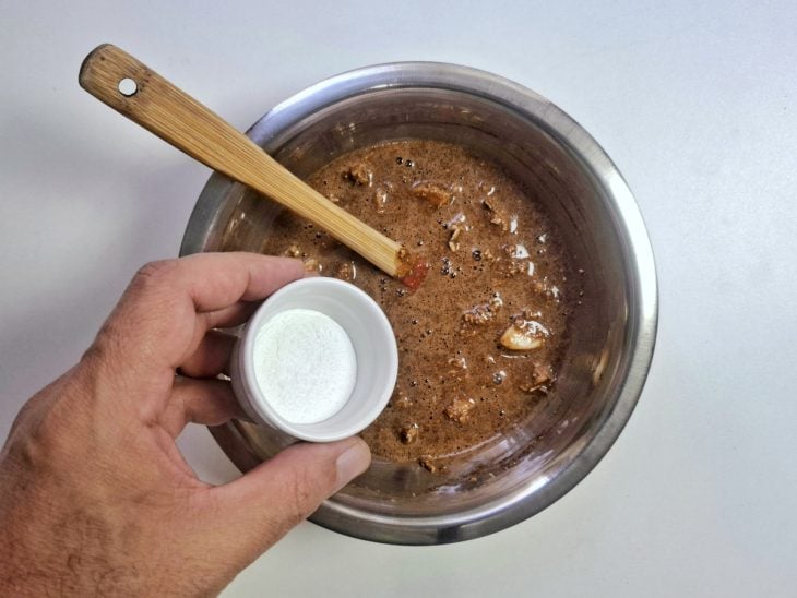 Fermento para adicionar na tigela redonda de inox.