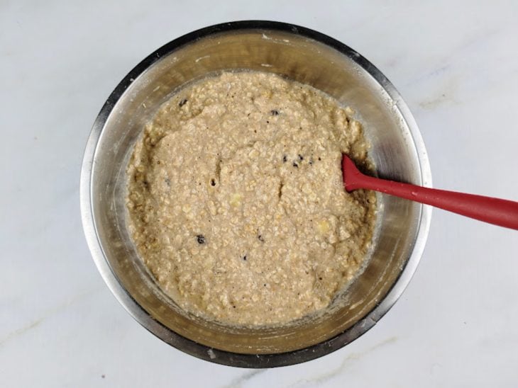 Massa de bolo de aveia em um recipiente de alumínio.