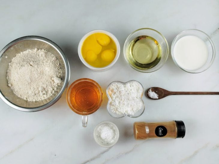 Ingredientes para a receita reunidos em uma superfície.