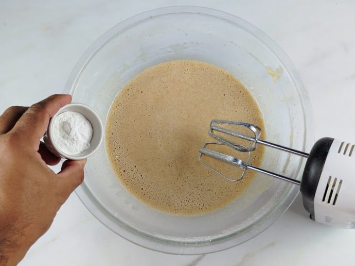 Ingredientes adicionados e incorporados na tigela.