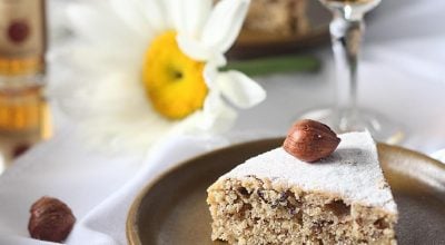 Bolo de avelãs com café