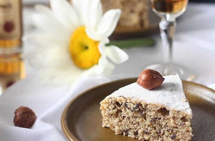 Bolo de avelãs com café