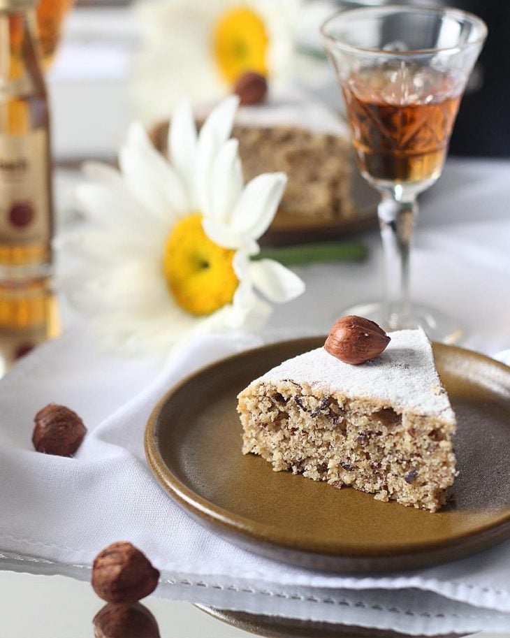 Bolo de avelãs com café