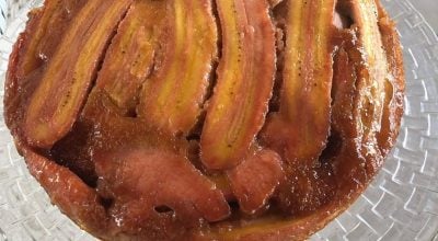 Bolo de banana com calda