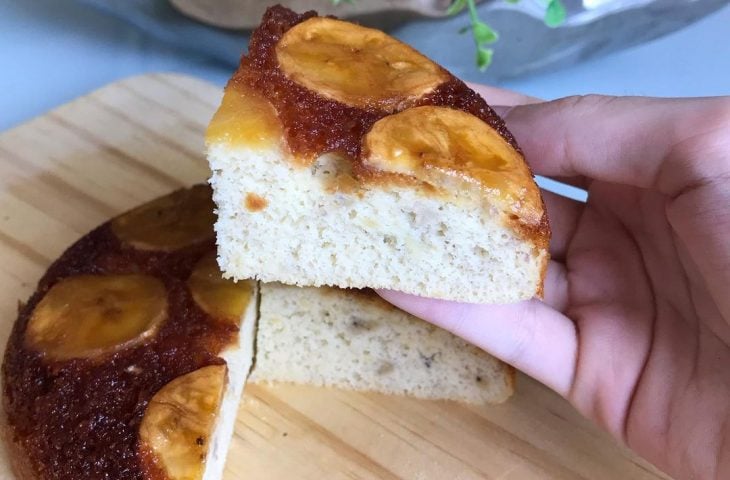 Bolo de banana caramelizada na frigideira