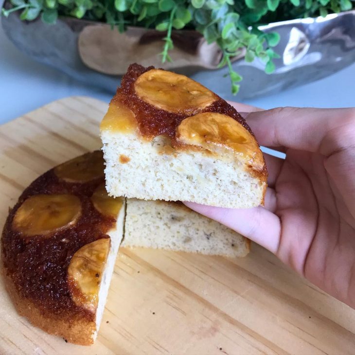 Bolo de banana caramelizada na frigideira