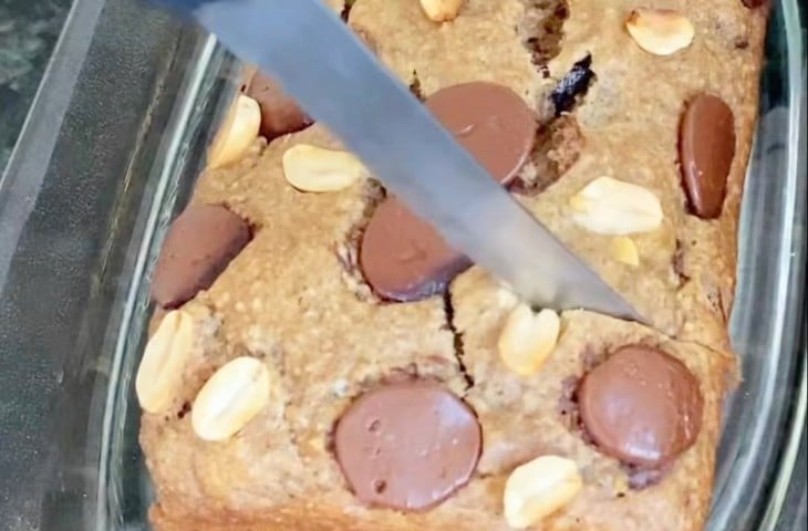 Bolo de banana com amendoim e chocolate
