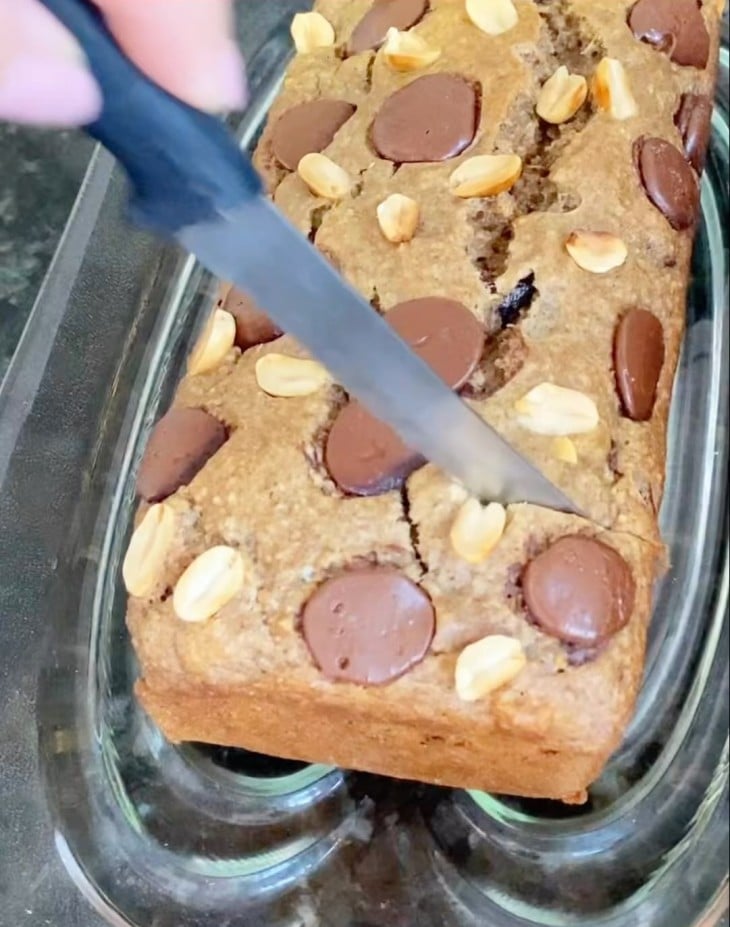 Bolo de banana com amendoim e chocolate