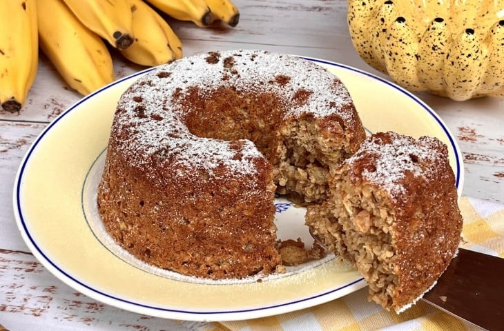 Bolo de banana com aveia e passas