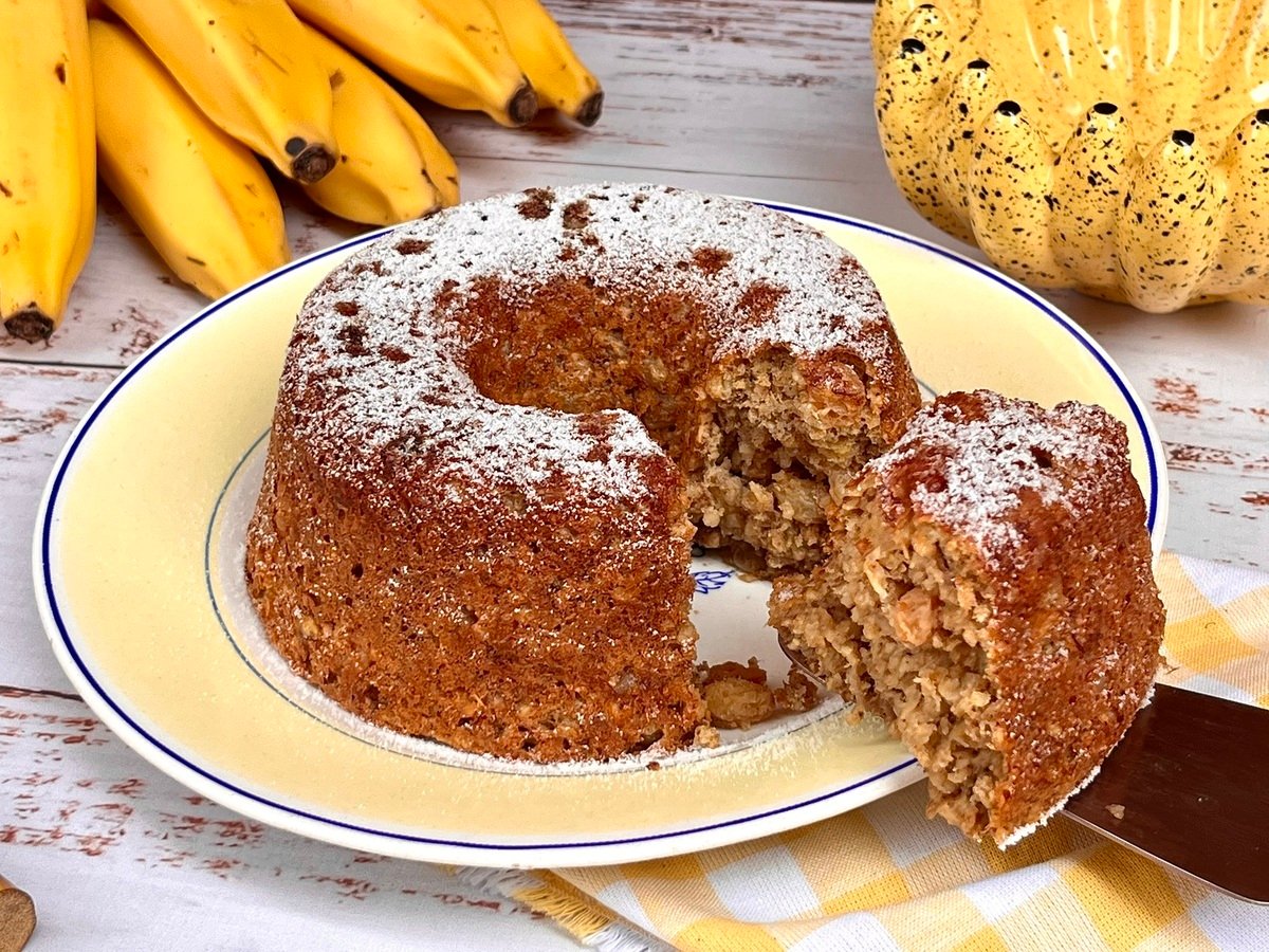 Bolo de banana com aveia e passas