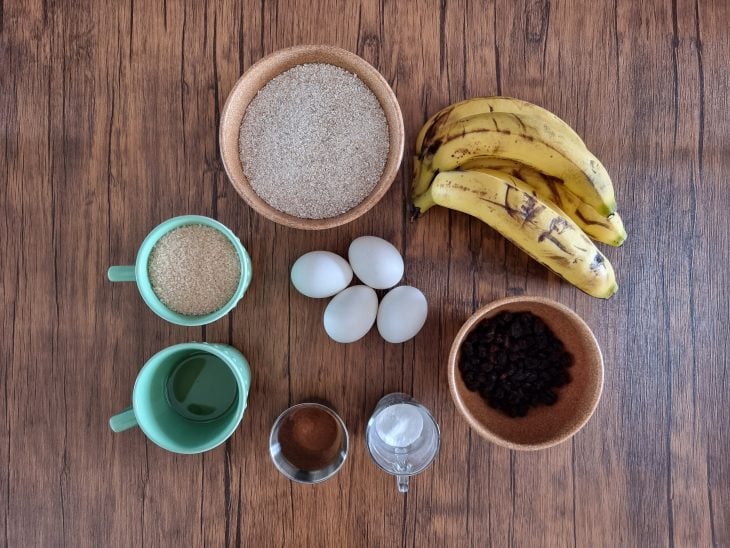 Ingredientes do bolo de banana com aveia fácil reunidos.