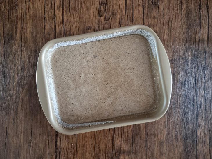 Forma com massa crua de bolo de banana com aveia.