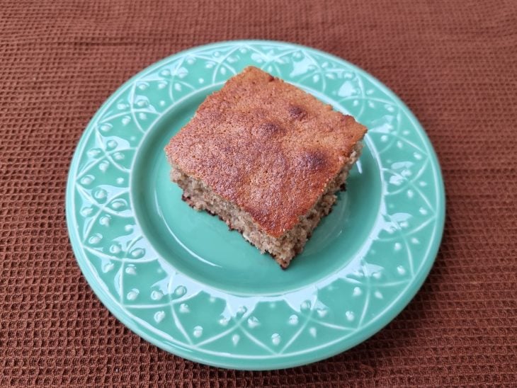 Prato com um pedaço de bolo de banana com aveia fácil.