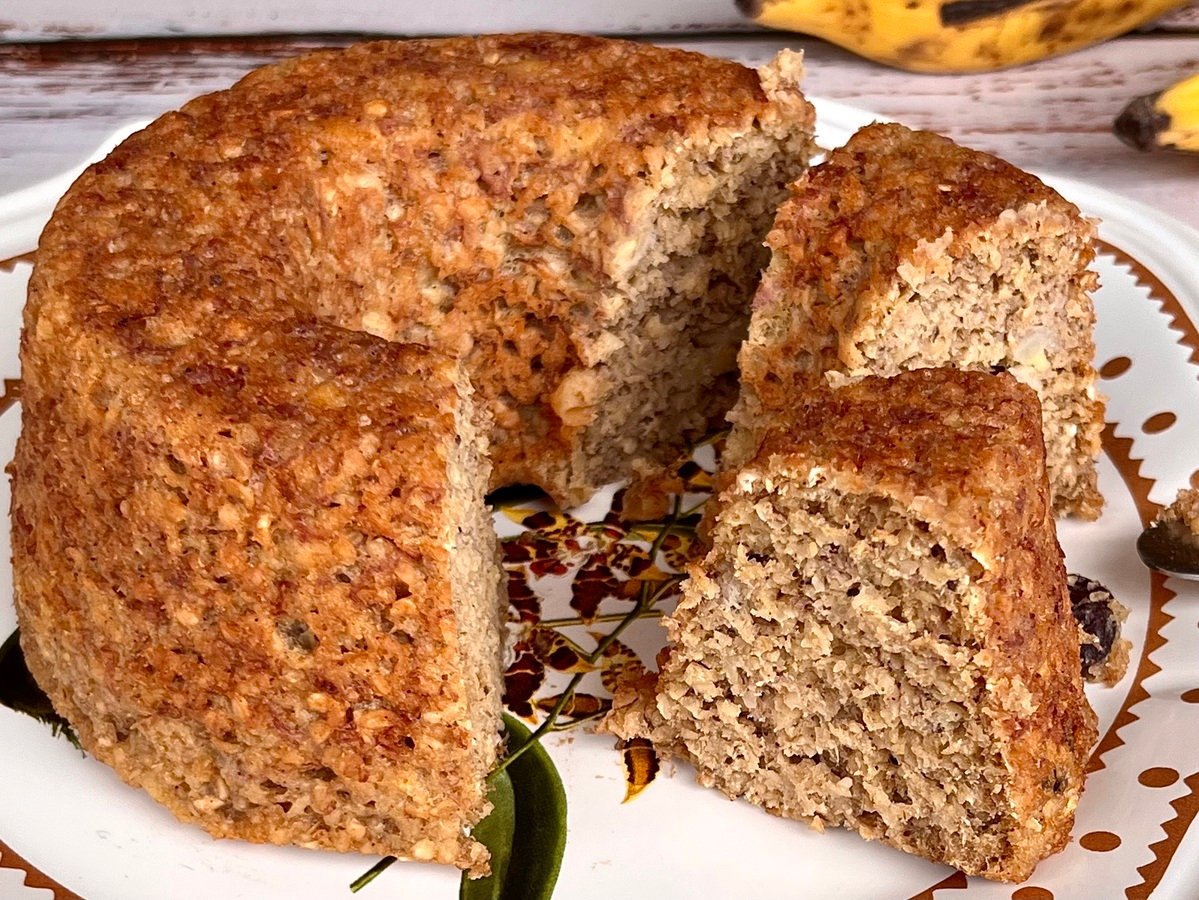 Tenha um café da manhã delicioso com este bolo de banana com aveia